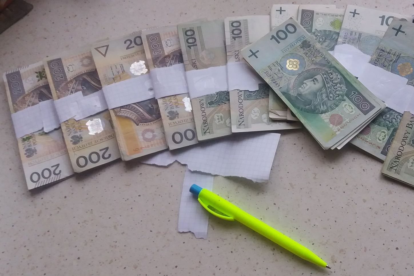 W Suwałkach rozpoczęły się wypłaty pieniędzy na szkolne wyprawki