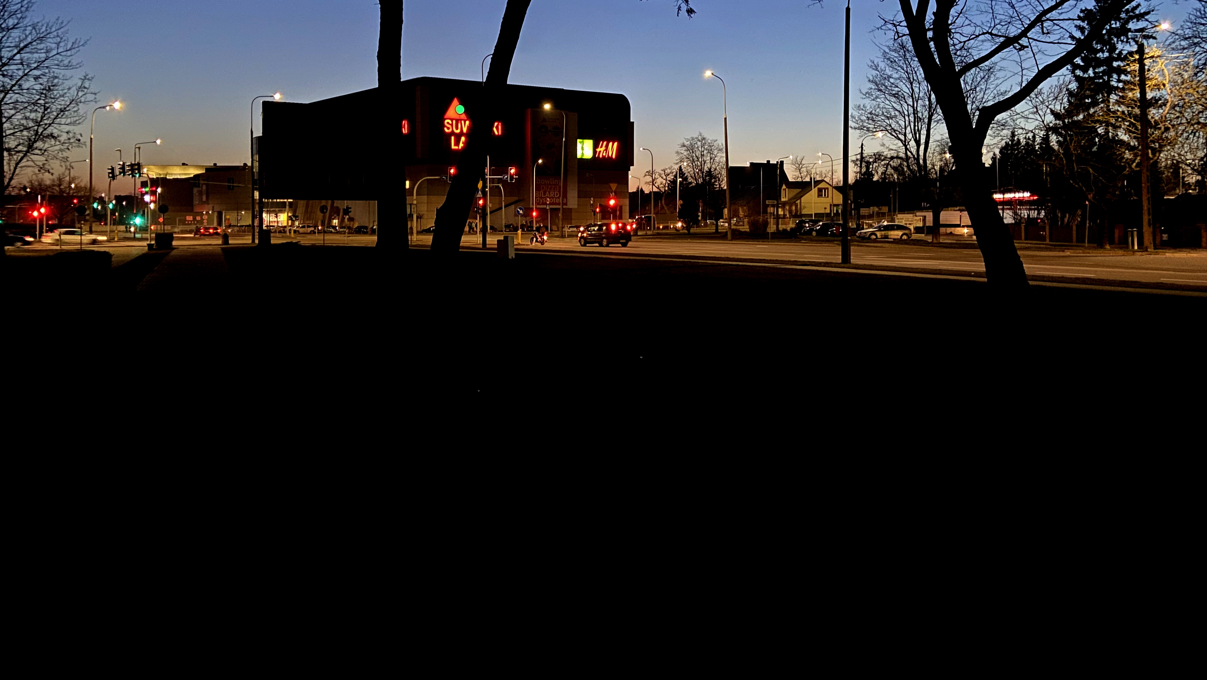 Choć to ruchliwe i niebezpieczne miejsce, władze Suwałk nie znalazły pieniędzy na jego doświetlenie