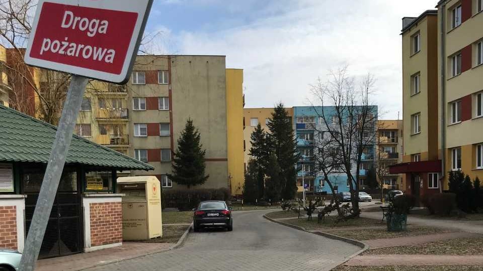 Mieszkańcy ulicy Nowomiejskiej w Suwałkach domagają się nowych miejsc parkingowych