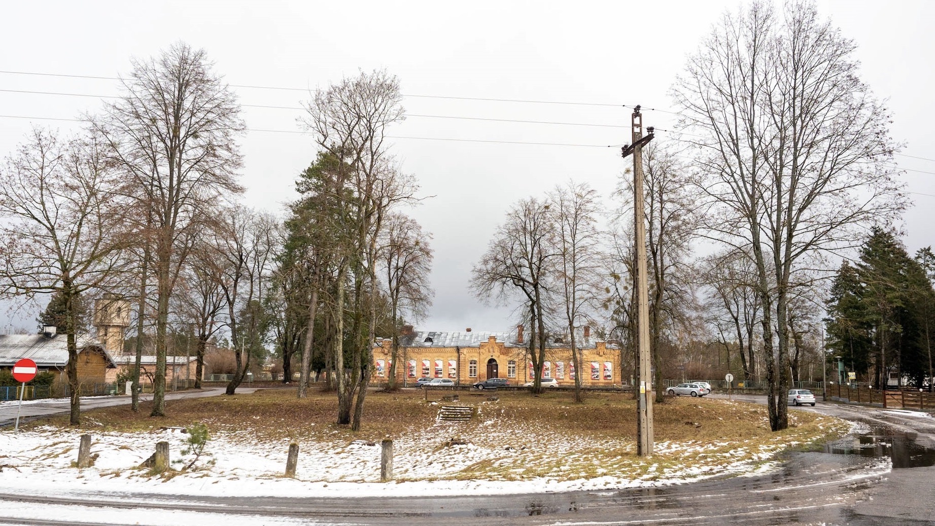 Ciemności panują na augustowskim dworcu, a PKP nie interweniuje
