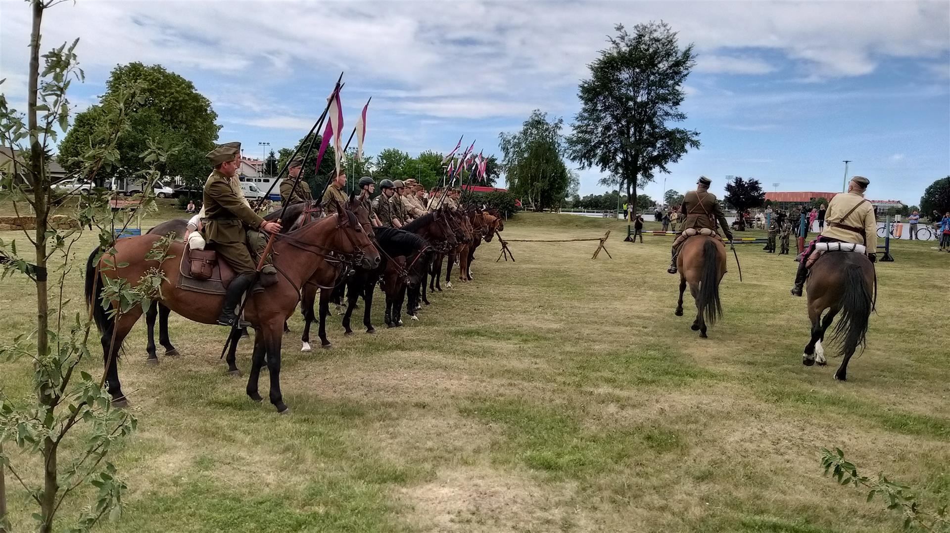 Ułani z Polski i Litwy przybyli do Suwałk na XIX Piknik Kawaleryjski