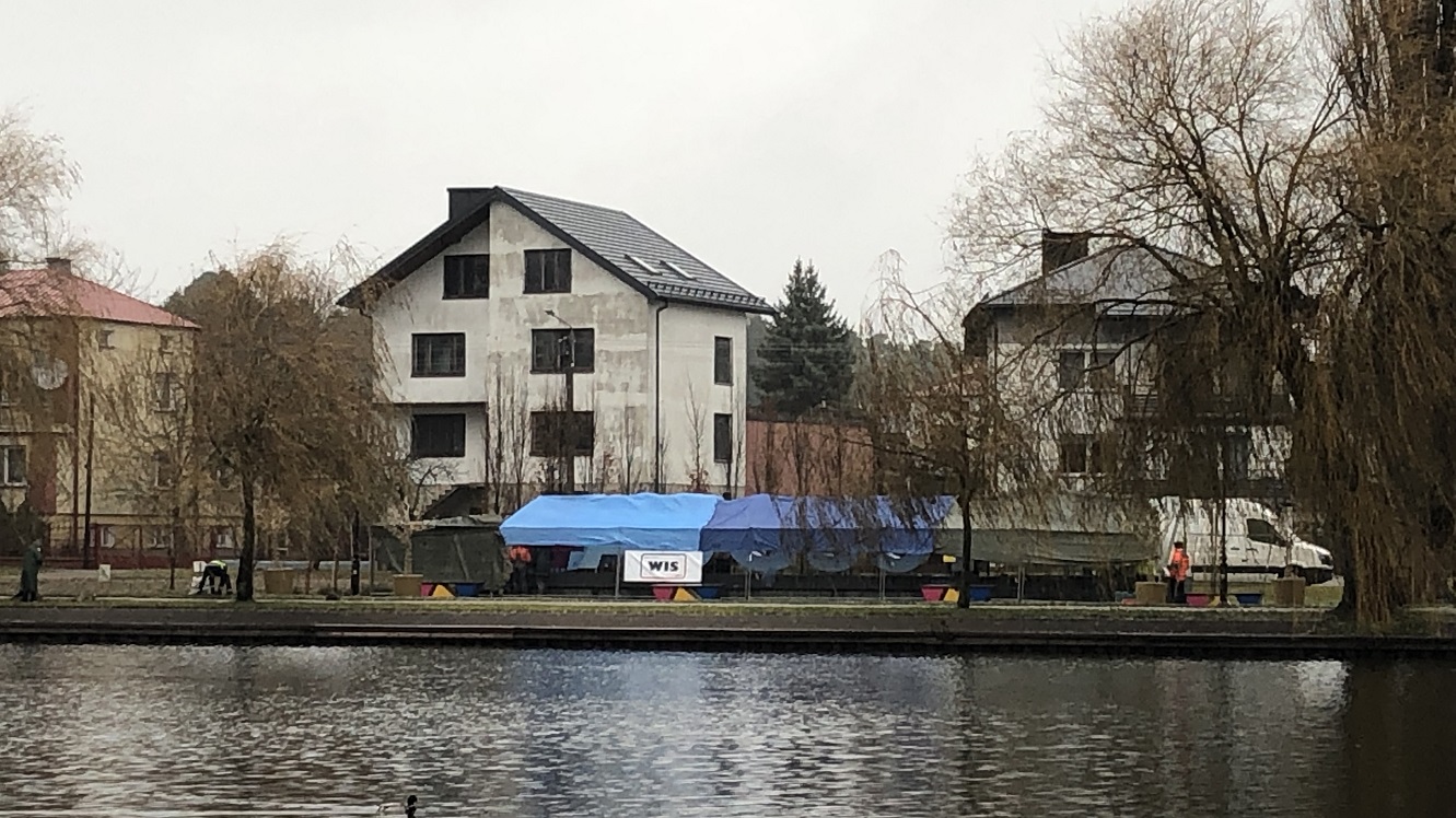 Jedna z augustowskich atrakcji wymaga pilnej naprawy. Chodzi o napis "Augustów is the future"