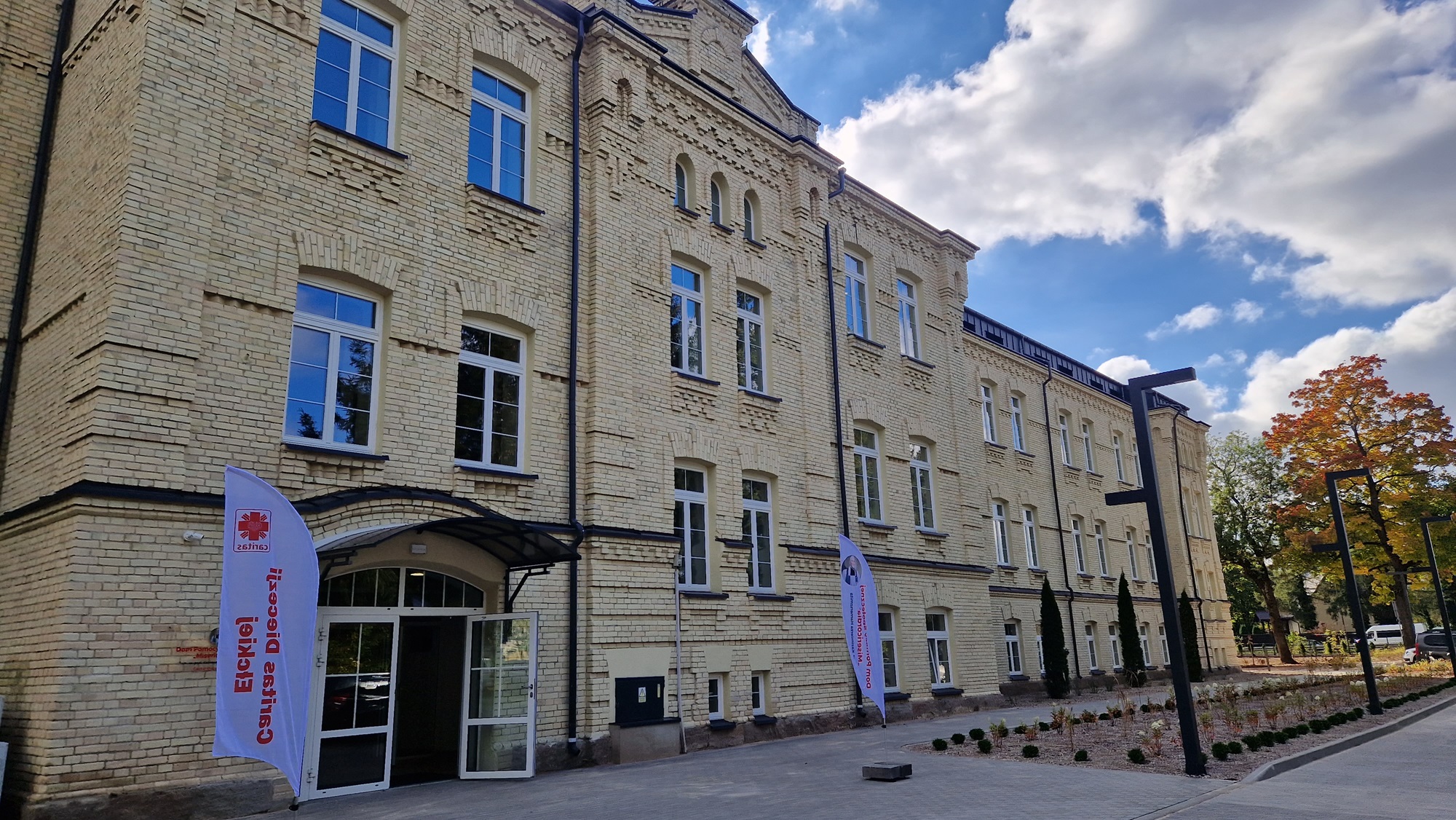 W Suwałkach uroczyście otwarto i poświęcono Dom Pomocy Społecznej Caritas Diecezji Ełckiej "Misericordia"