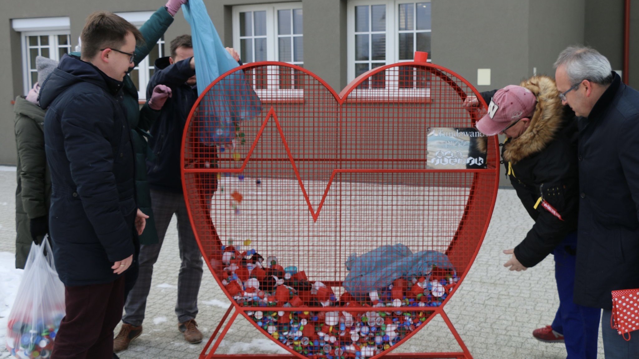 W Augustowie pojawiło się kolejne serduszko na plastikowe nakrętki