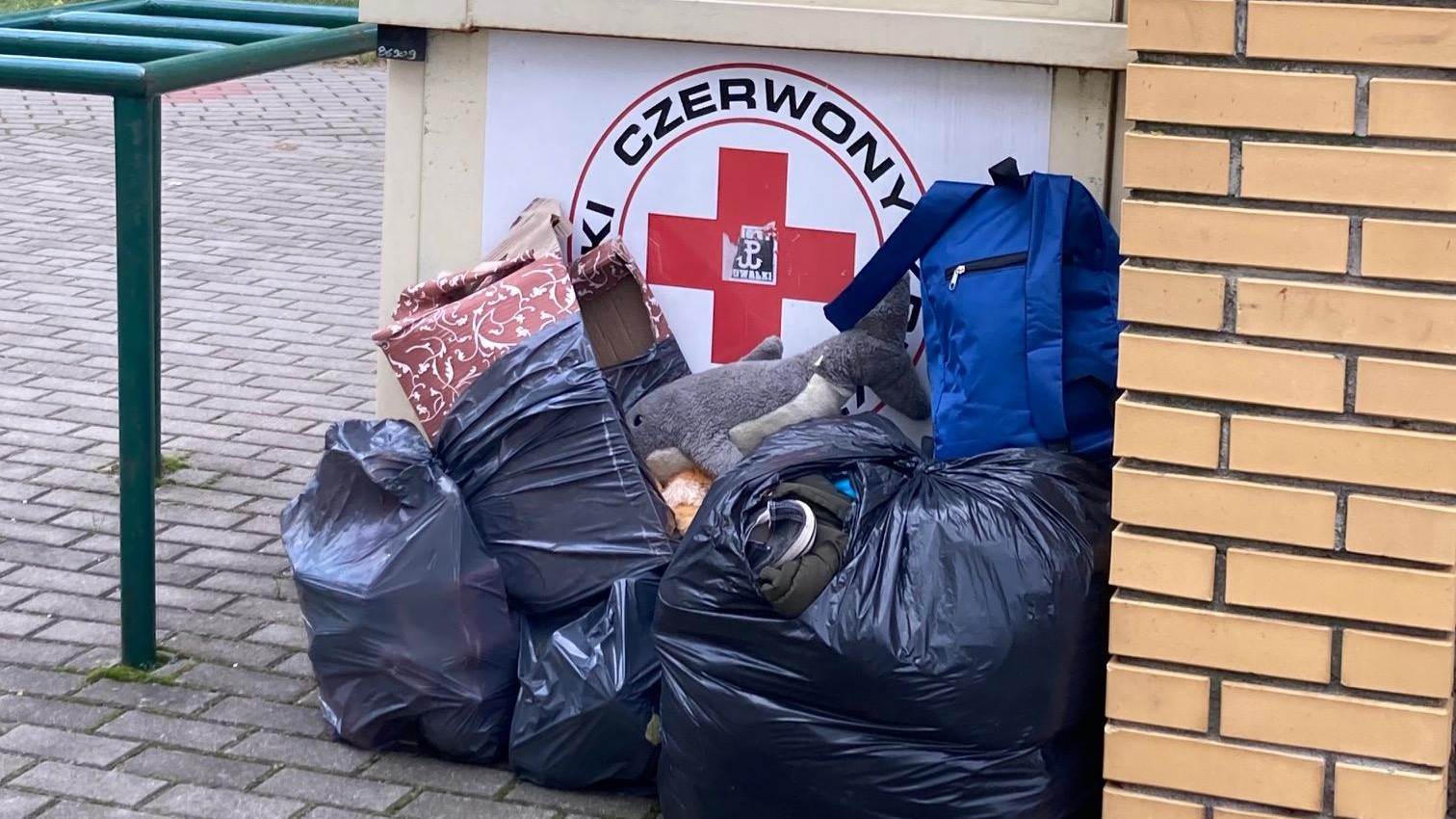 Mieszkańcy Suwałk narzekają na bałagan wokół pojemników Polskiego Czerwonego Krzyża