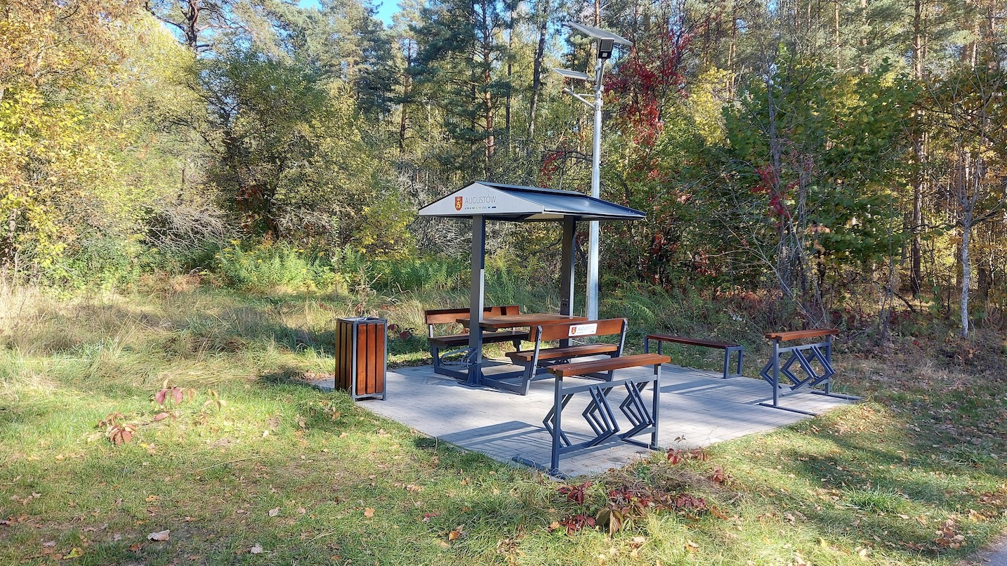 Nieznany sprawca zniszczył miejsce odpoczynku rowerzystów i pieszych przy drodze z Augustowa do Sajenka