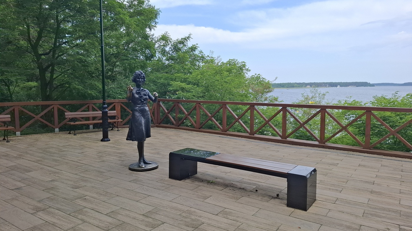 Już po raz kolejny nieznani sprawcy uszkodzili pomnik Marii Koterbskiej w Augustowie