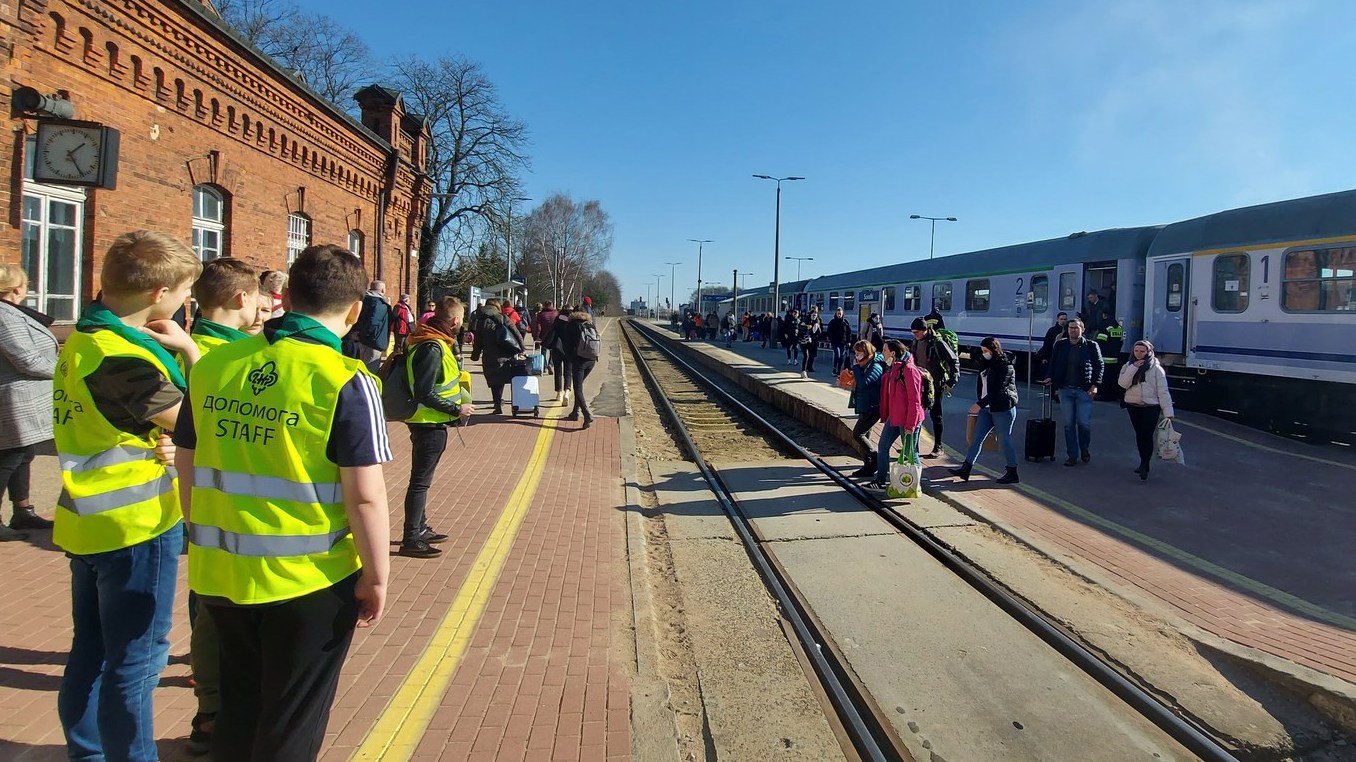 Grupa wolontariuszy z dworca PKP w Suwałkach apeluje o dary dla uchodźców z Ukrainy
