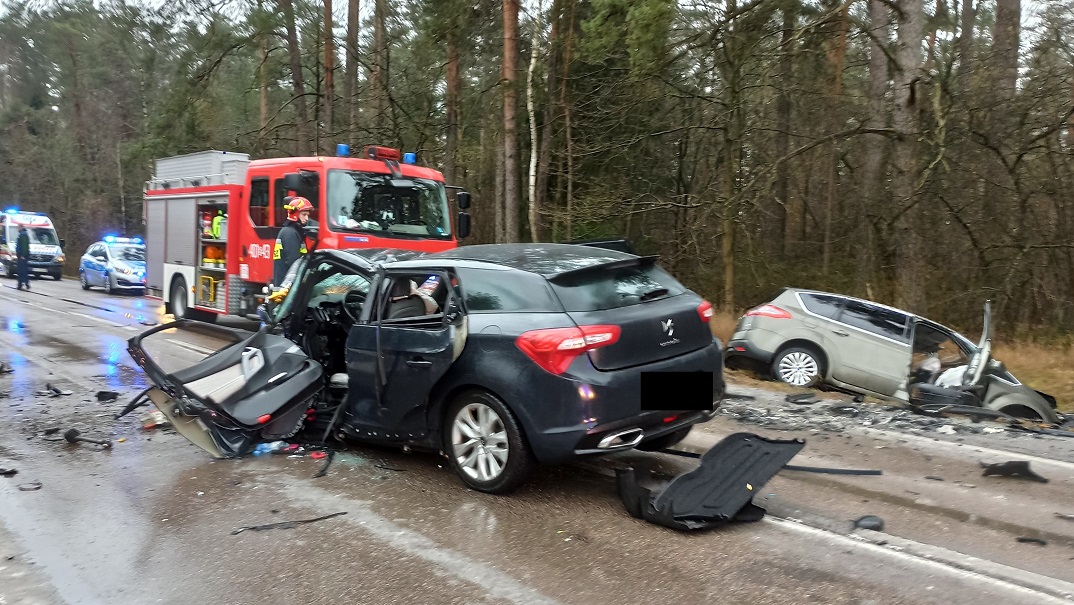 Szczebra.Citroen wyprzedzał i zderzył się z jadącym z naprzeciwka fordem