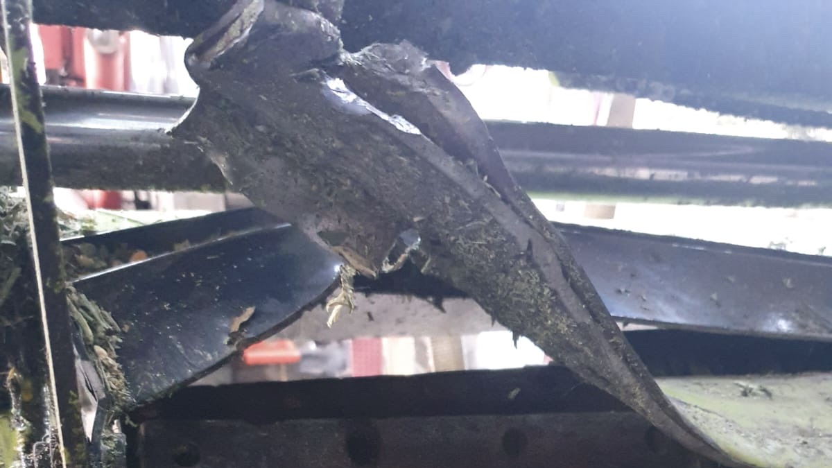 Nieznany sprawca uszkodził pod Augustowem dwie sieczkarnie