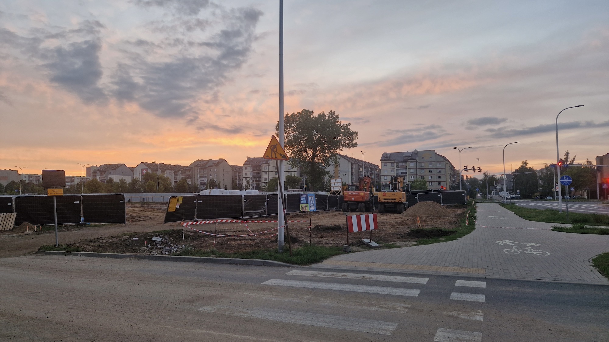 Suwalscy kierowcy narzekają, że na rondzie przy ulicy Daszyńskiego parkują maszyny budowlane i wywrotki