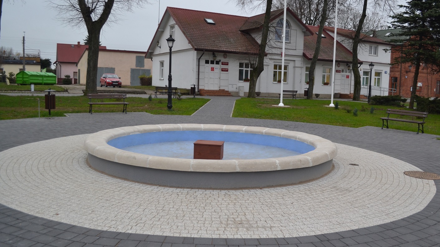 Mieszkańcy Raczek narzekają, że nowa fontanna w centrum miejscowości nie pasuje do przebudowanego parku