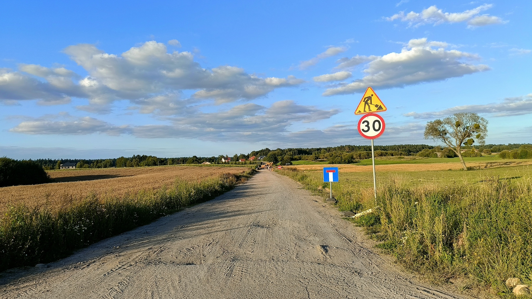 Chociaż tej nekropolii jeszcze nie ma, to droga do cmentarza komunalnego w Augustowie  jest już niemal gotowa