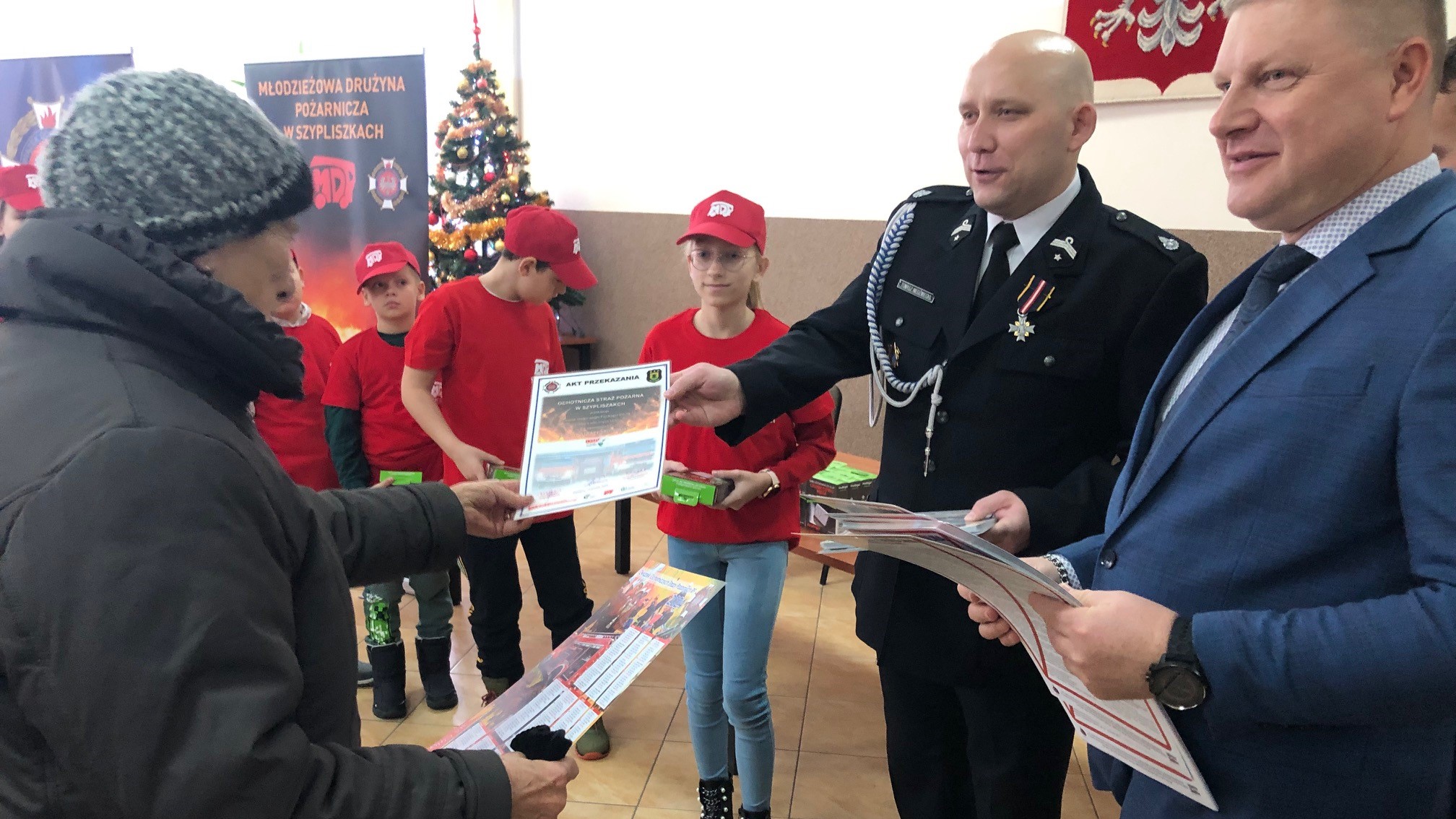 Strażacy ze wsi Szypliszki kupili mieszkańcom specjalne detektory czadu