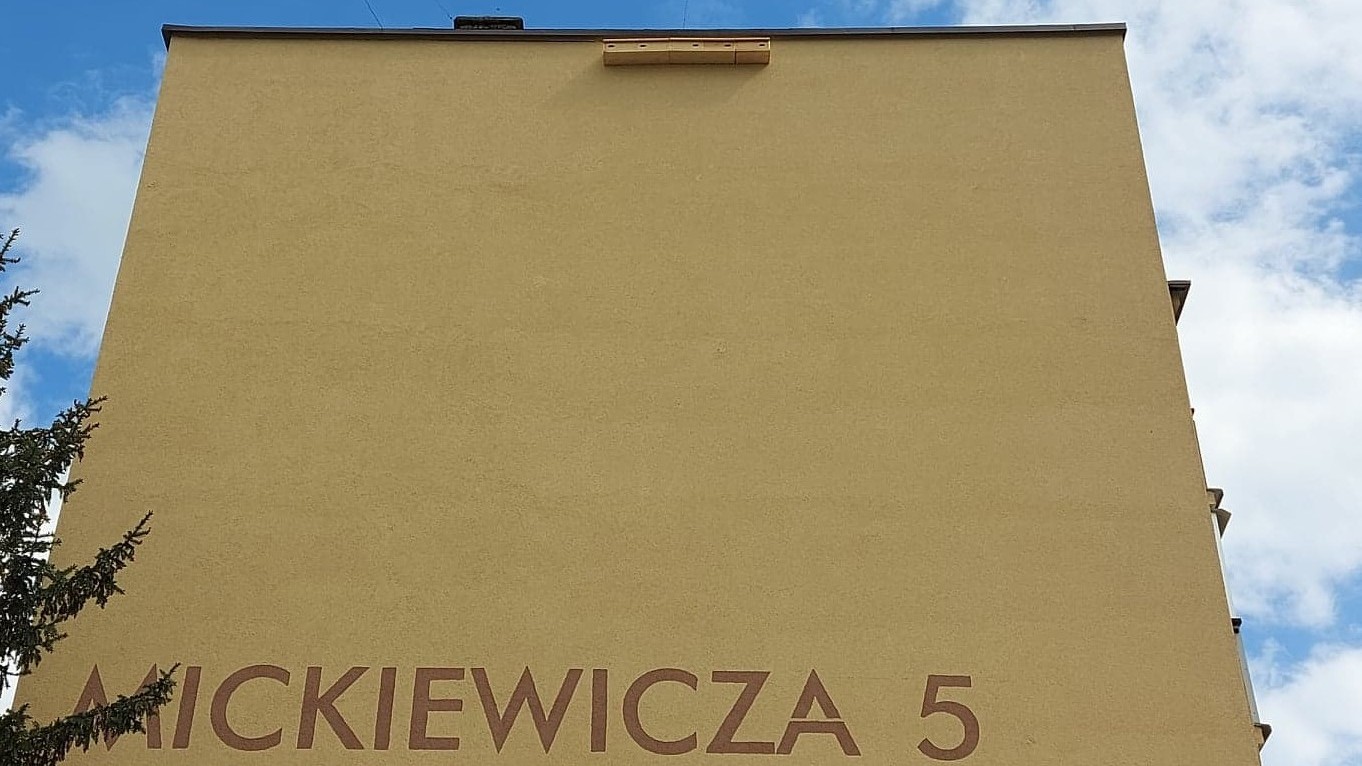 Budki dla jerzyków zamontowano na blokach należących do Spółdzielni Mieszkaniowej w Augustowie