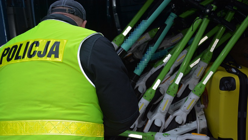 Suwalska policja zatrzymała Litwinów, którzy przewozili 14 elektrycznych hulajnóg skradzionych w Austrii