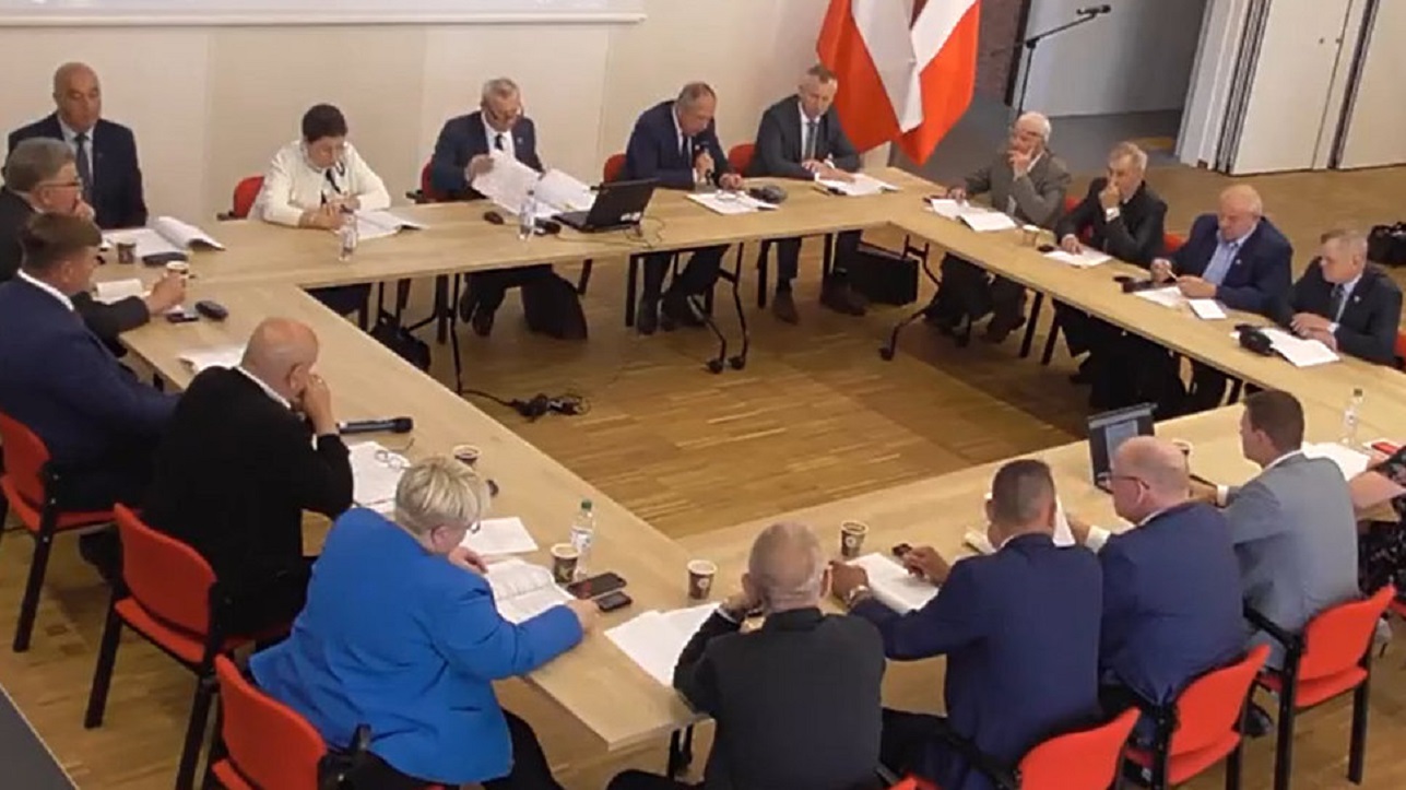 Radni z Raczek stanęli w obronie Jana Pawła II. Zrobiła to tylko jedna gmina na Suwalszczyźnie