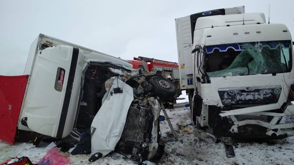 Zderzenie ciężarówki z busem po poślizgu na drodze Suwałki - Budzisko