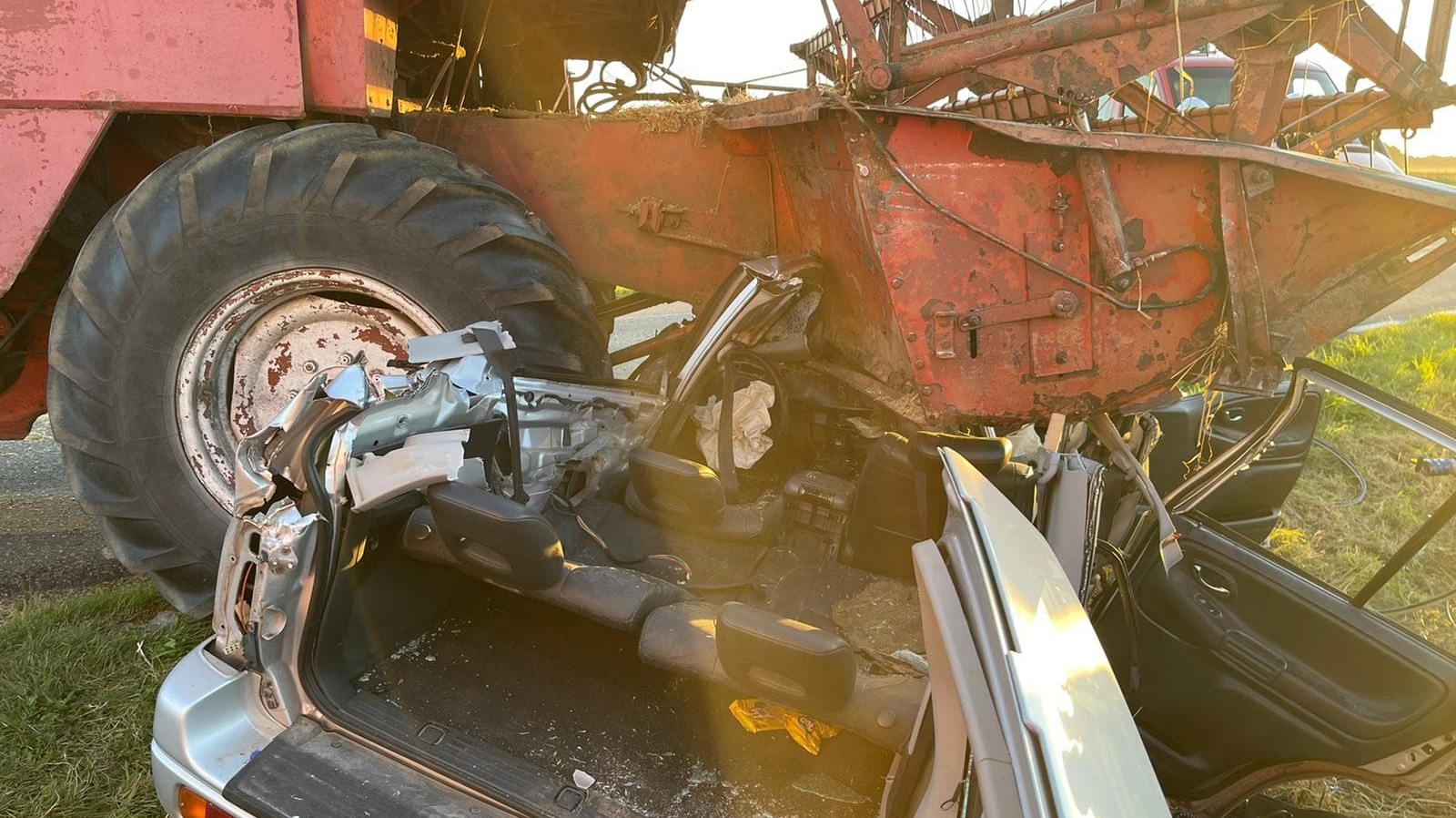 Groźnie wyglądające zderzenie kombajnu i samochodu we wsi Piecki może nie zostać uznane za wypadek