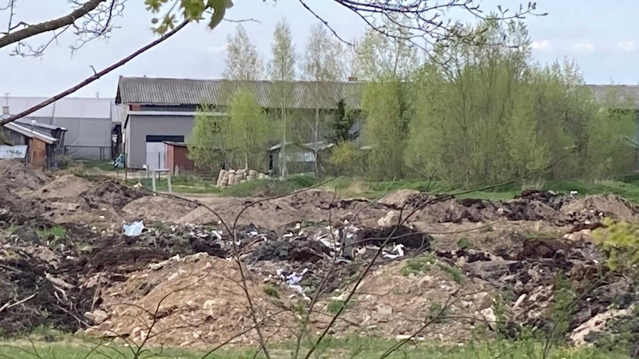 Obok stadionu w Sejnach leżą sterty śmieci