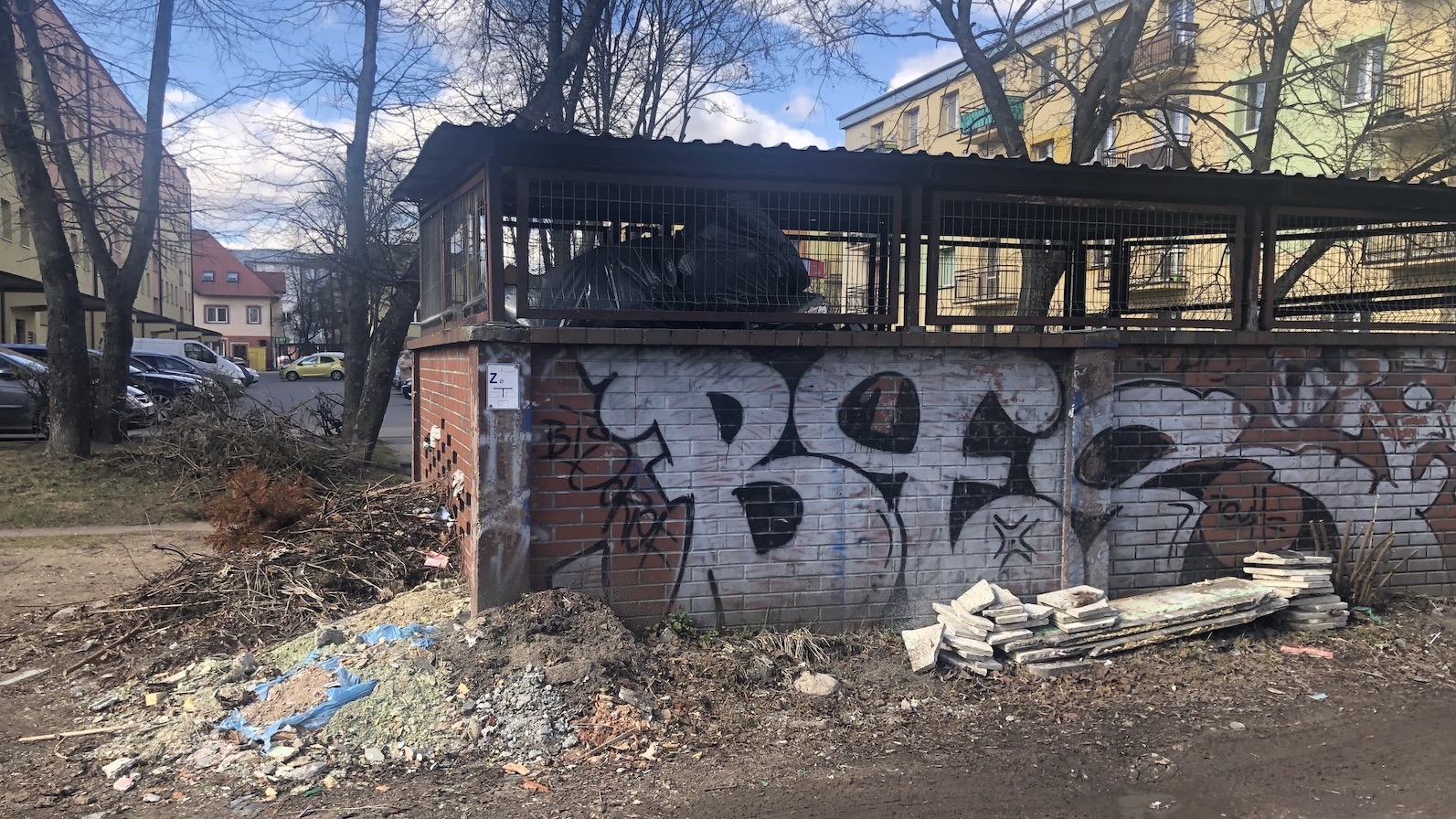 Śmietnisko przy wiacie śmietnikowej