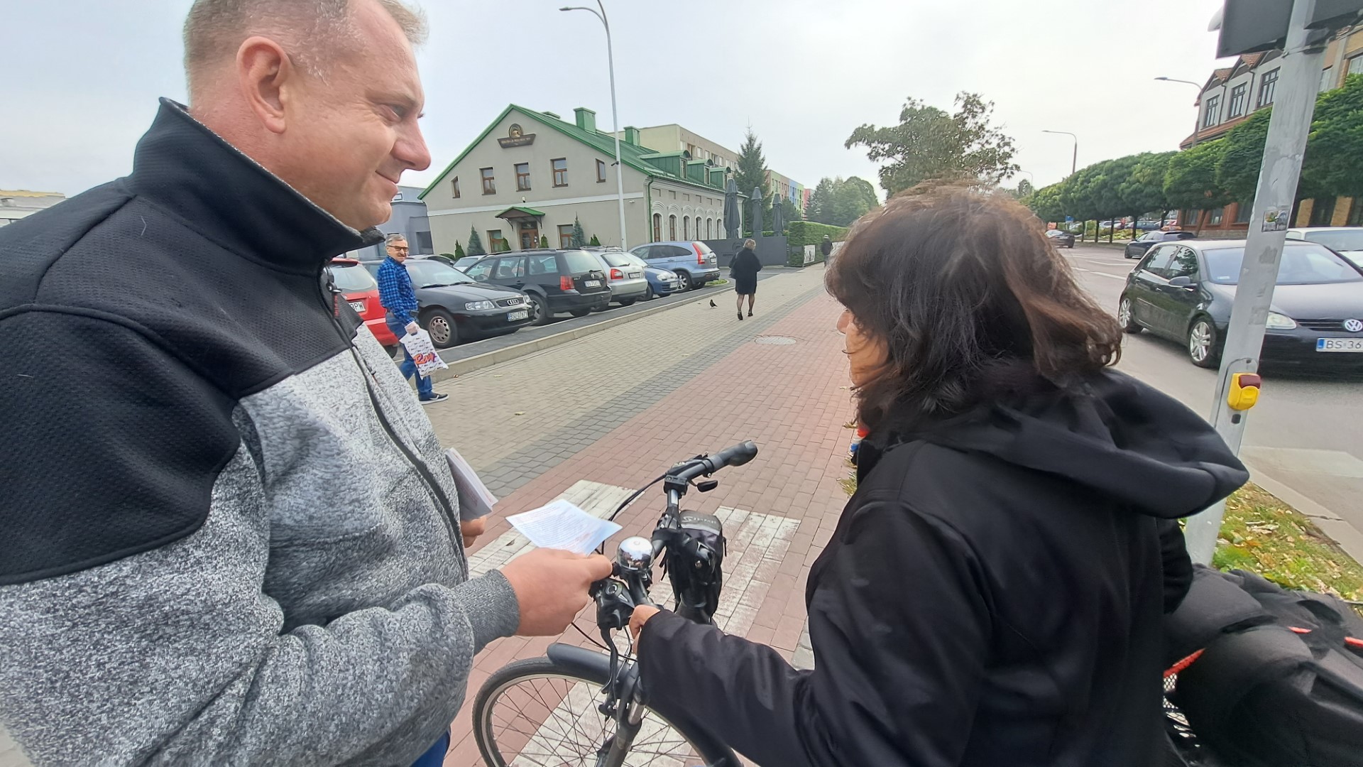 Raptownie i z dużą prędkością wjeżdżają na przejścia. Radny zwrócił uwagę na ważny problem