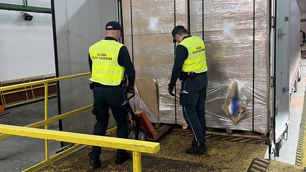 Zamiast sprzętu AGD przewoził ponad pół miliona paczek papierosów