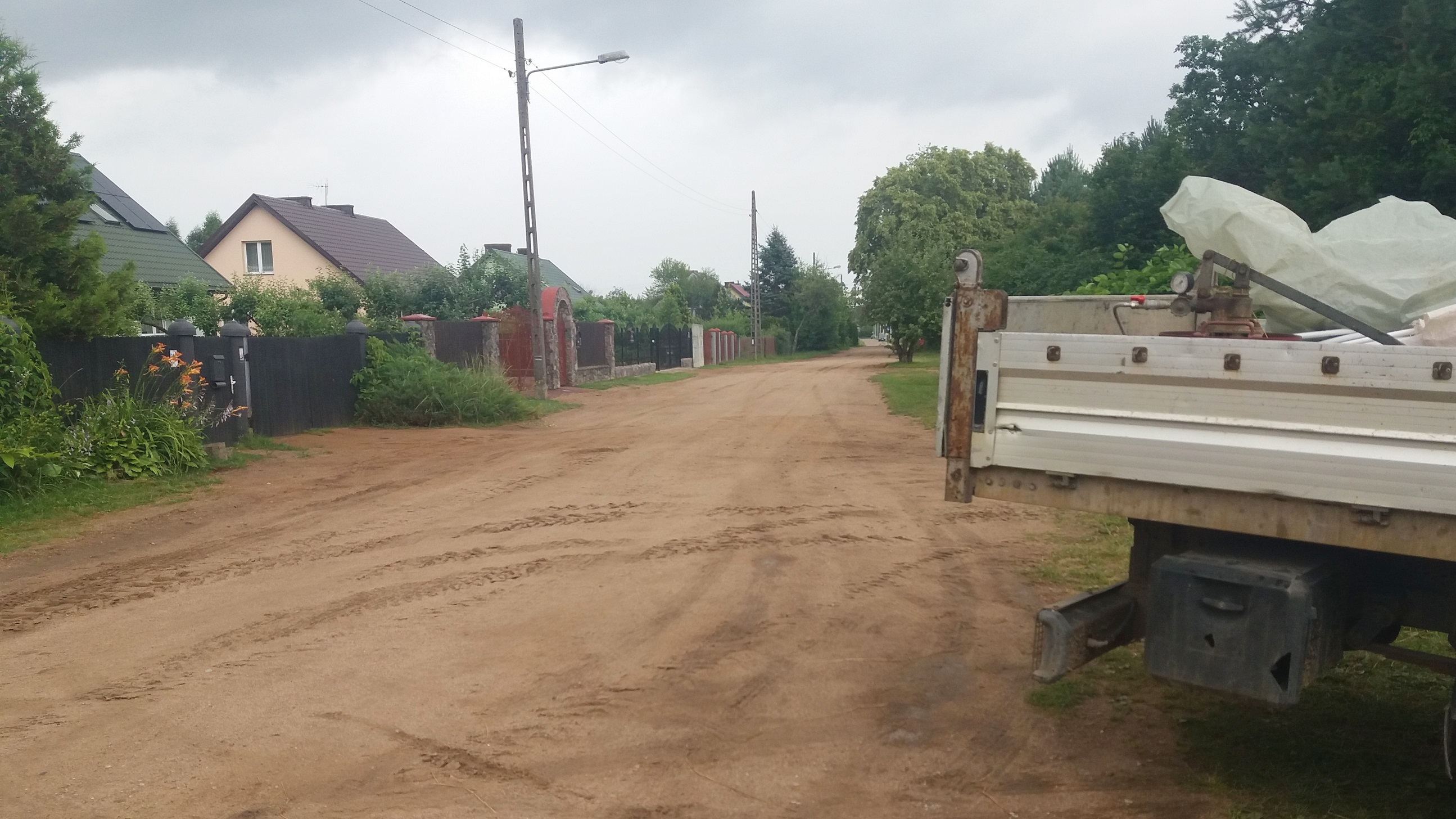 Za darmo oddali gminie Suwałki grunt pod drogę i chcieliby, aby urzędnicy pozwolili im nie płacić za przyłączenie do wodociągu