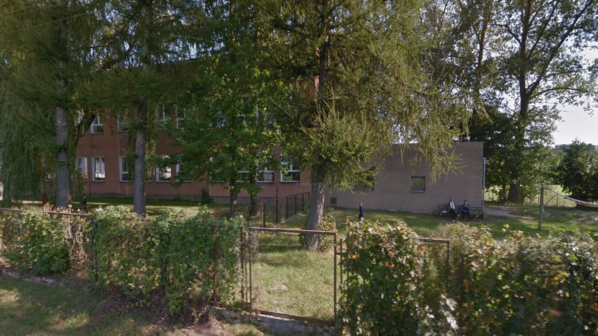 Jaki los czeka niszczejący budynek po byłej szkole w Kuriankach?