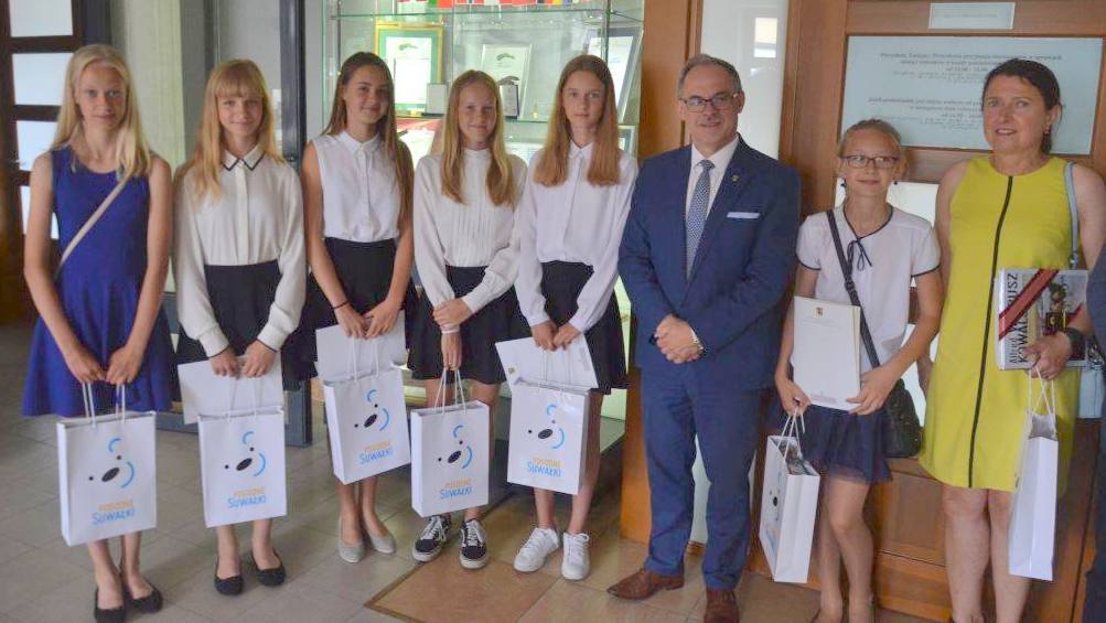 Nagrody za młodzieżowy gadżet Suwałk. 500 zł za kulę śnieżną z misiem