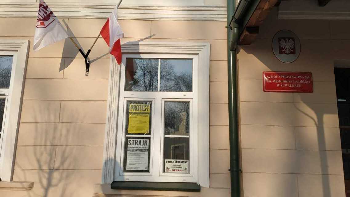 Nauczyciele w publicznej szkole strajkują, a w prywatnej prowadzą lekcje