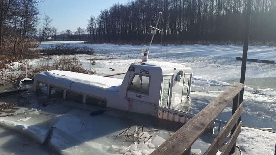 Tryton wciąż pod wodą - nie udało się wyciągnąć statku