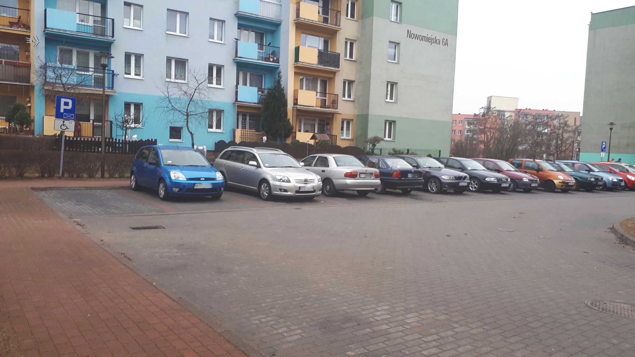 Za dużo miejsc parkingowych dla niepełnosprawnych przy ulicy Nowomiejskiej w Suwałkach?