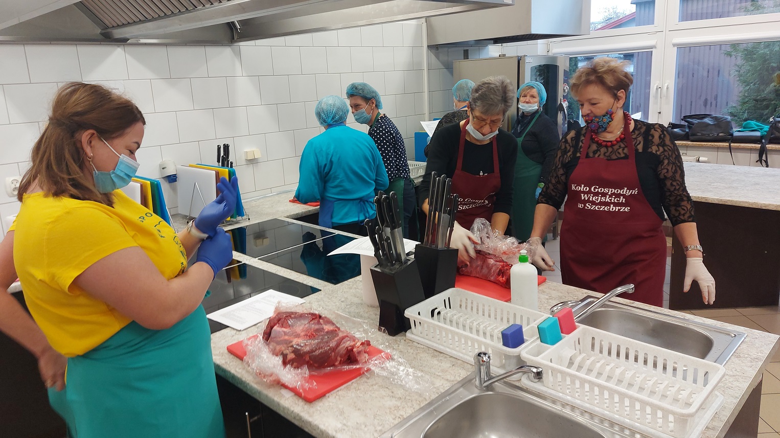 Koła gospodyń wiejskich uczyły się pod okiem eksperta, jak przyrządzać potrawy z dziczyzny