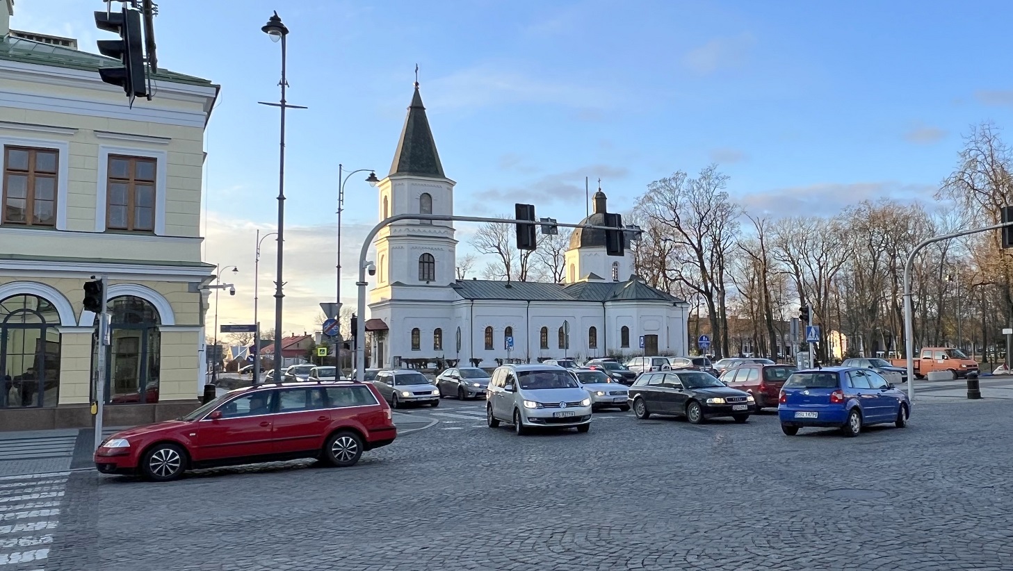 Suwalczanie narzekają na utrudnienia na skrzyżowaniu ulic obok ratusza