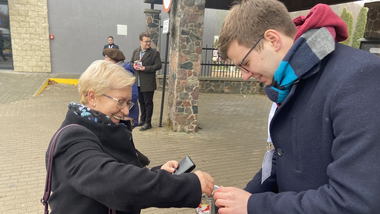 Młodzi suwalczanie kwestowali na renowację nagrobków żołnierzy wyklętych
