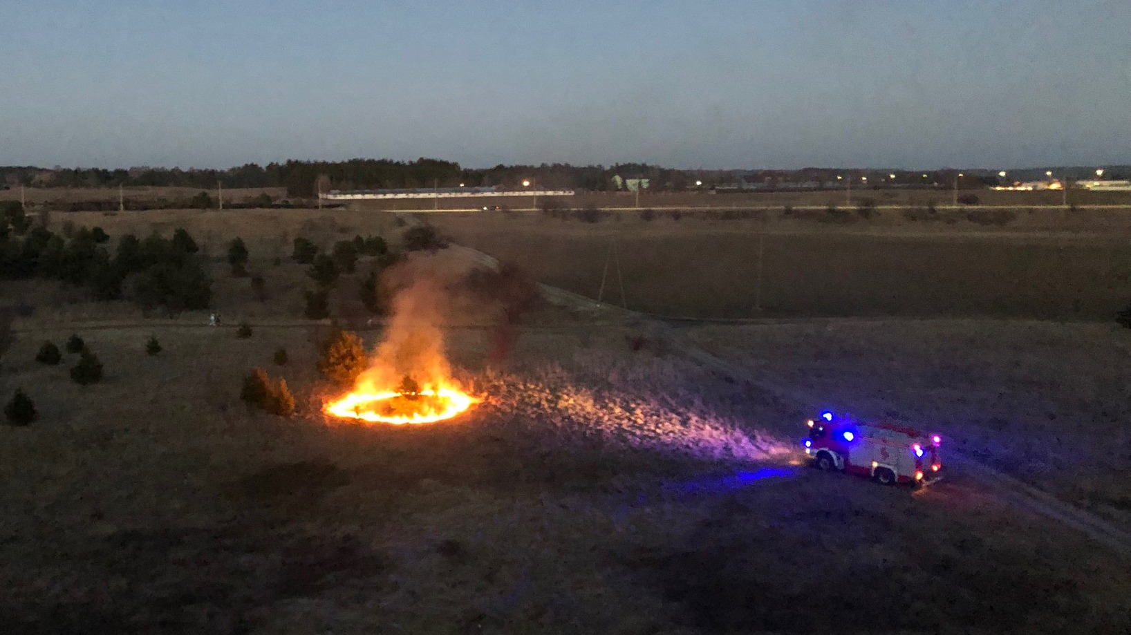 Suwalczanie z bloków znajdujących przy ul. Klonowej mogli zaobserwować, jak wygląda podpalenie łąk