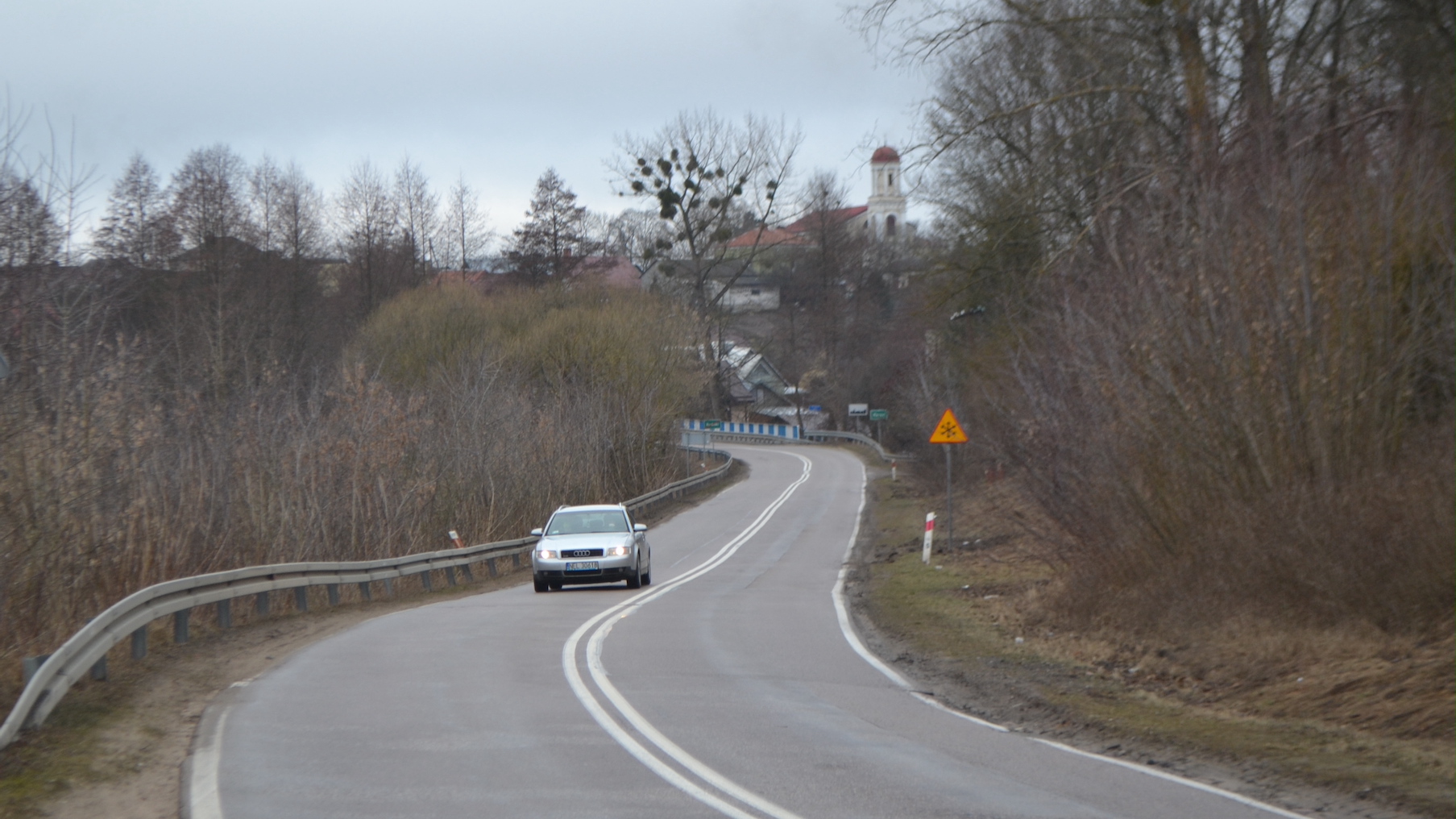Do końca sierpnia przy krętym wjeździe do Raczek od strony Suwałk ma powstać chodnik
