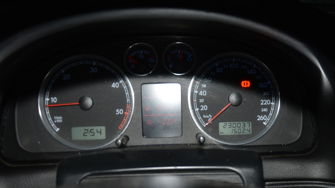 Policjanci zatrzymali auto z licznikiem cofniętym o 300 tysięcy kilometrów