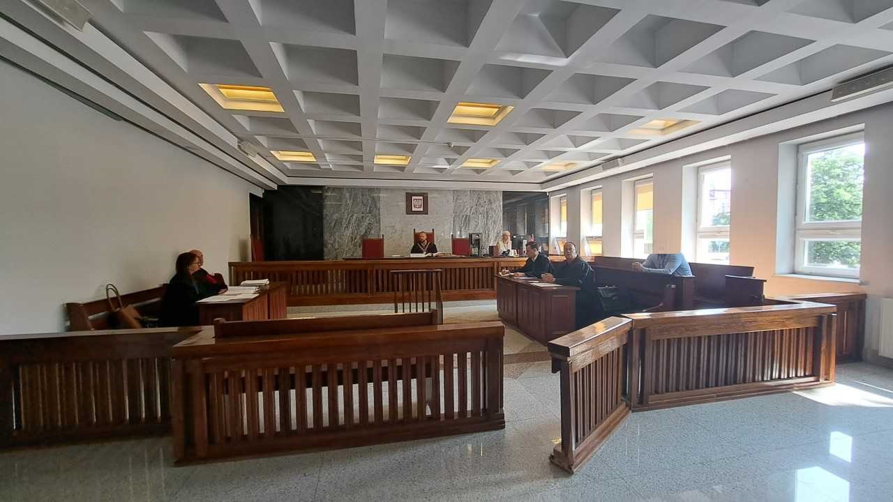 Zamiast pomóc tonącemu, śledził ekran telefonu. Prokuratura chce tylko kary w zawieszeniu