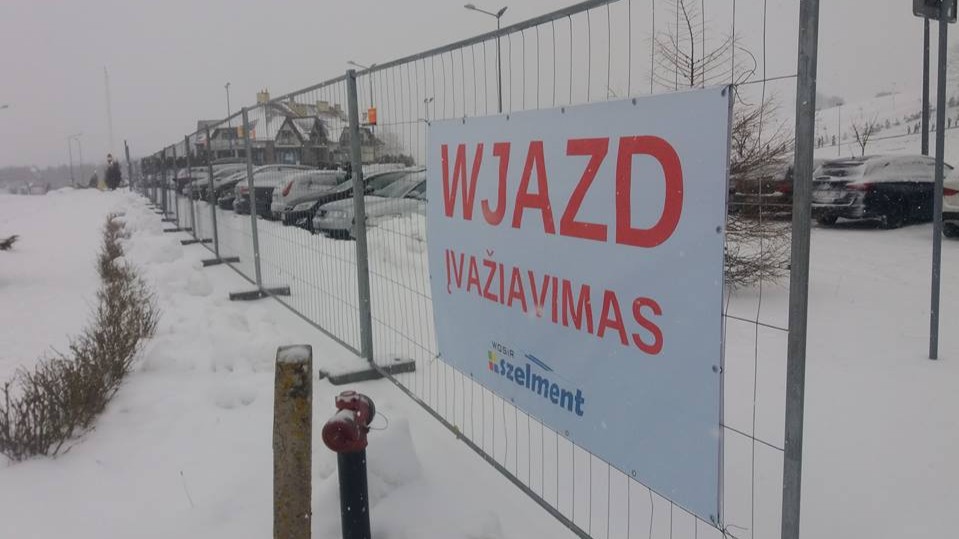 Prezes WOSiR Szelment zagrodził dostęp do swego ośrodka długą nieestetyczną siatką