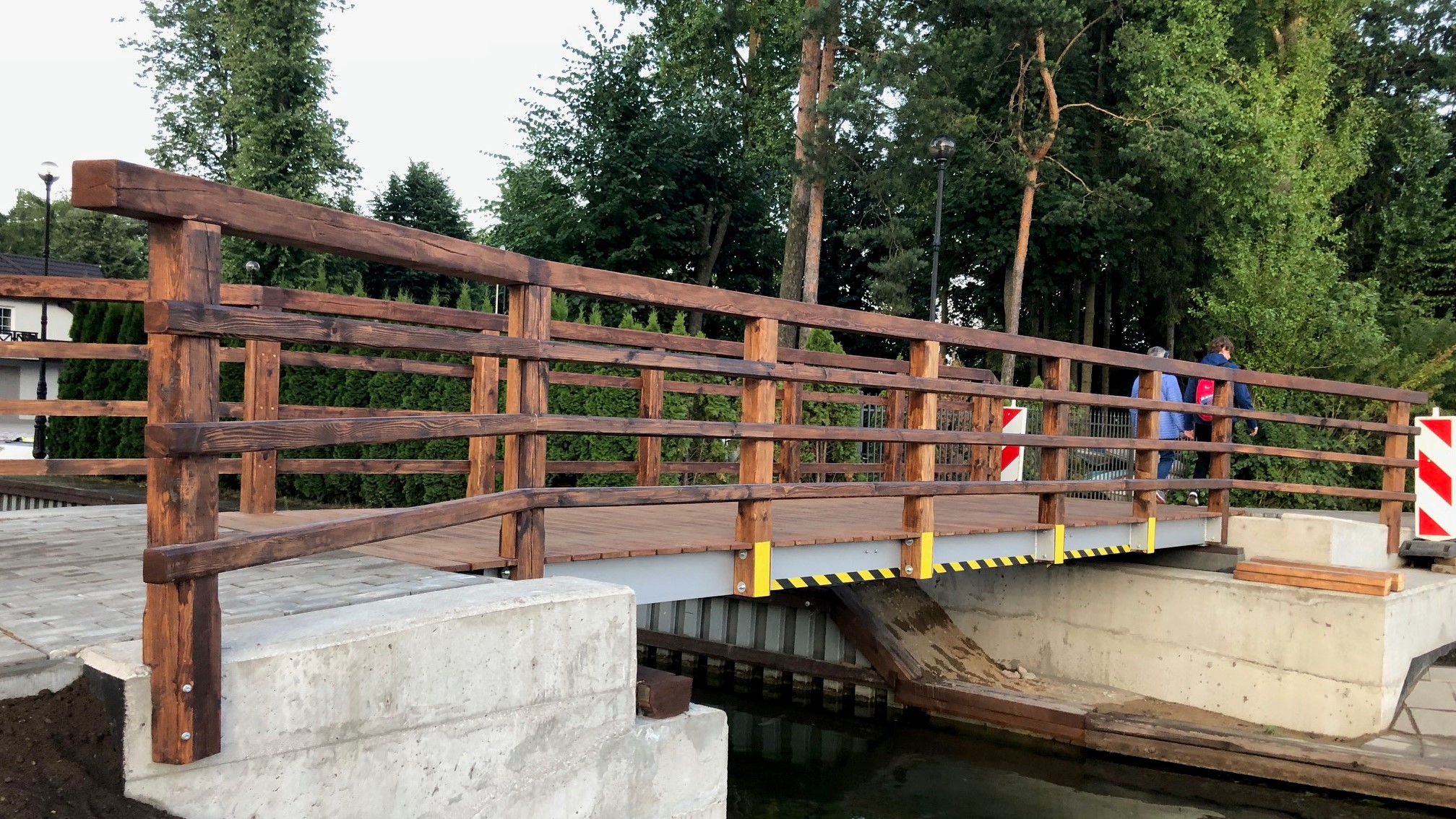 Augustów: Dzięki tymczasowym przeprawom można w końcu przejść całymi remontowanymi bulwarami