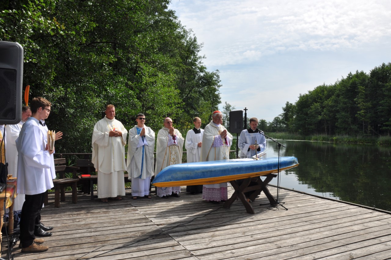 Z różańcem w kajaku. Kardynał, biskup i stu wiernych popłynęło szlakiem papieskim