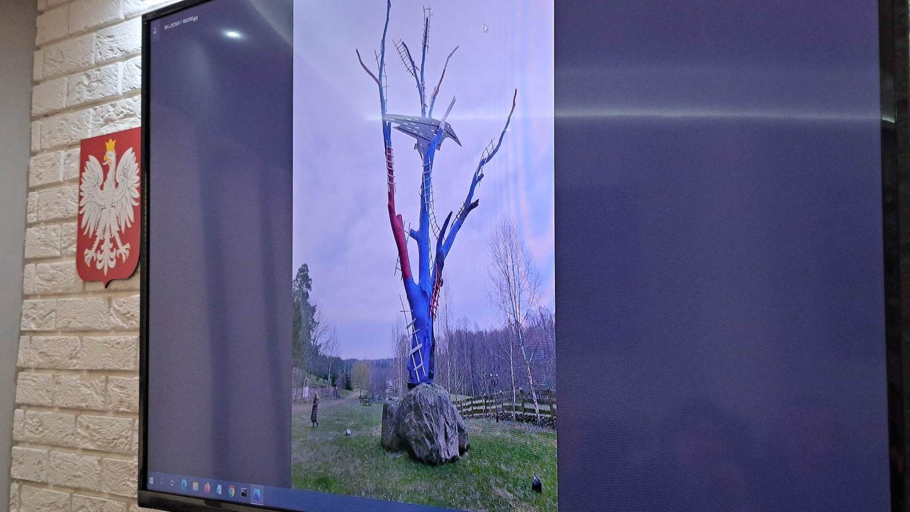 Czy na suwalskie bulwary powinna trafić 24-metrowa rzeźba z dużą sylwetką kruka w konarach?