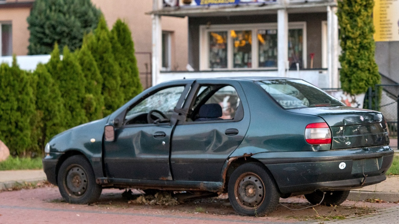 Z parkingu przy miejskiej targowicy w Augustowie zniknął zdewastowany samochód