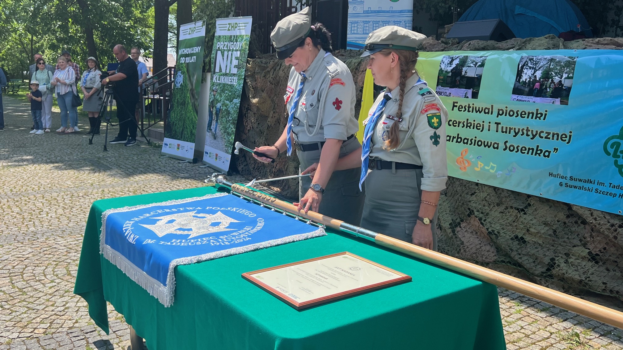 Po niemal 45 latach Hufiec ZHP im. Tadeusza Lutostańskiego w Suwałkach otrzymał nowy sztandar