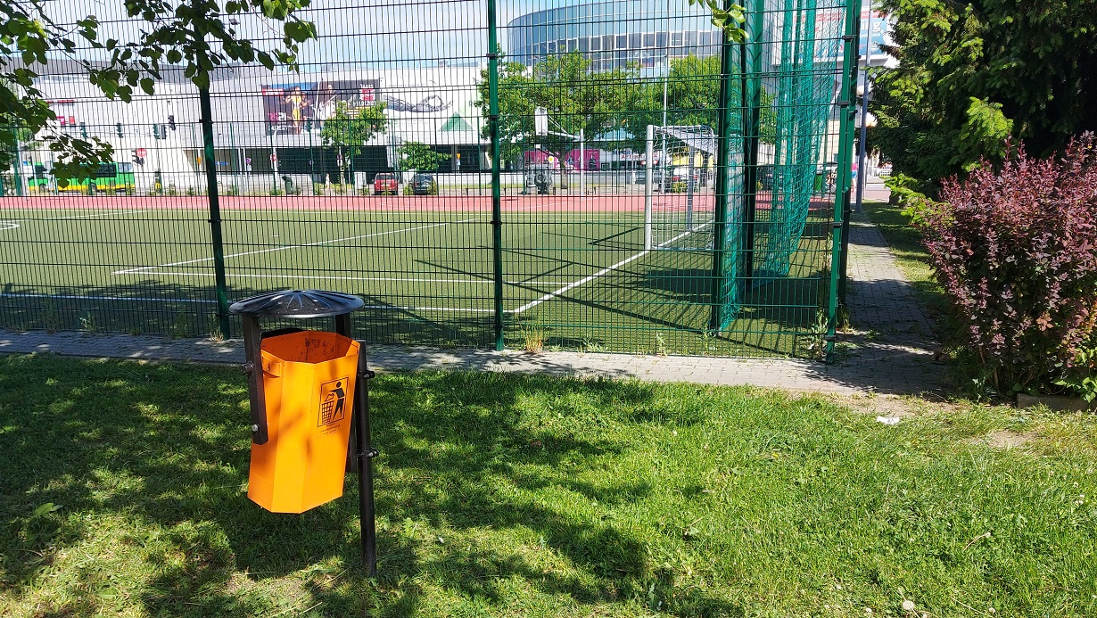 Suwalczanie narzekają na śmieci pozostawiane przez klientów pobliskiej restauracji fast-foodowej