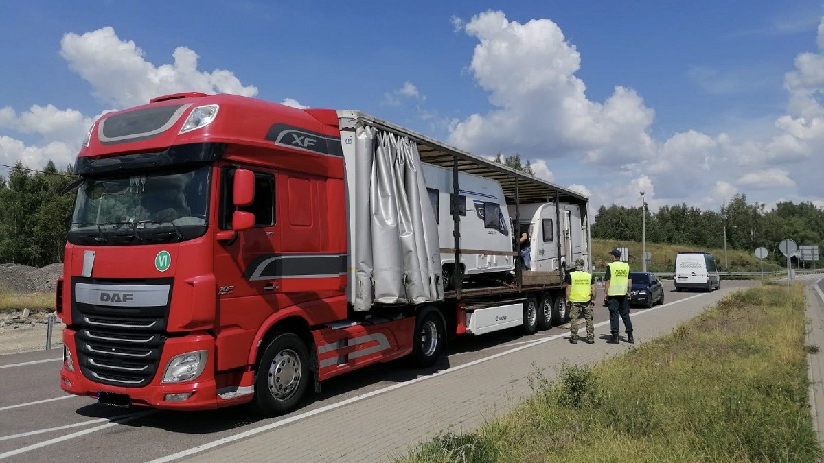 Funkcjonariusze Podlaskiego Oddziału Straży Granicznej z Rutki-Tartak udaremnili przemyt skradzionej przyczepy kempingowej