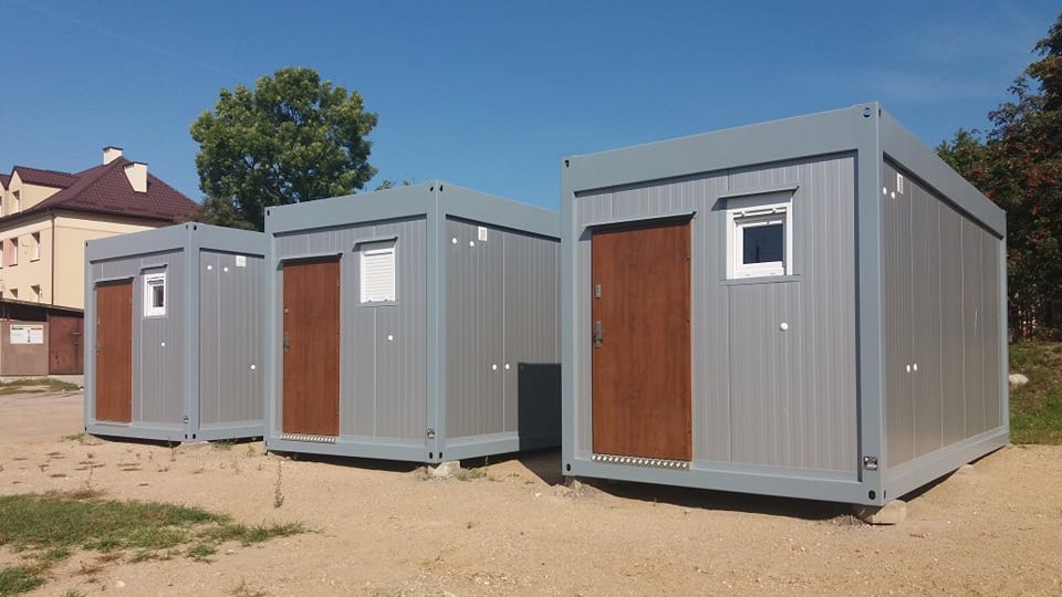 Sejneńscy radni obawiają się, że zima i mrozy zaszkodzą nieużytkowanym wciąż kontenerom socjalnym