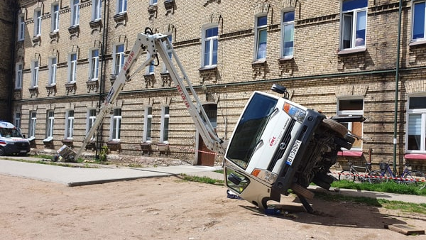 Przewróciło się auto z wysięgnikiem koszowym, w którym znajdowało się dwóch mężczyzn
